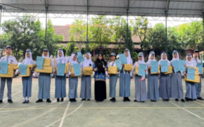PENYERAHAN HADIAH BULAN BAHASA DI MOMEN HARI SUMPAH PEMUDA